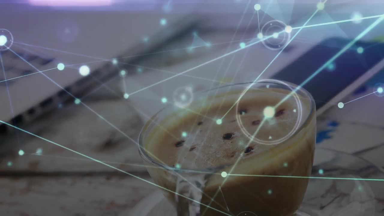 animación de una red móvil de conexiones a través de una computadora portátil y café en el escritorio
