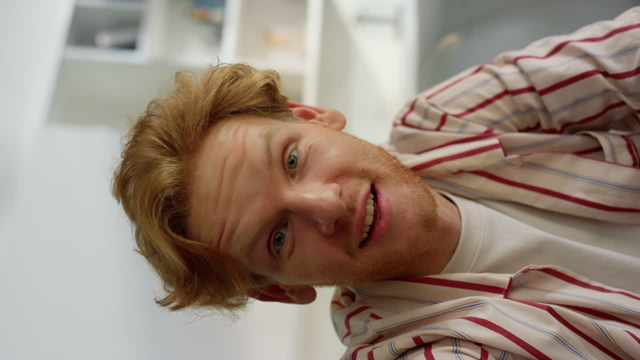 chico positivo en primer plano hablando en línea con la casa de la familia. expresión facial impresionada