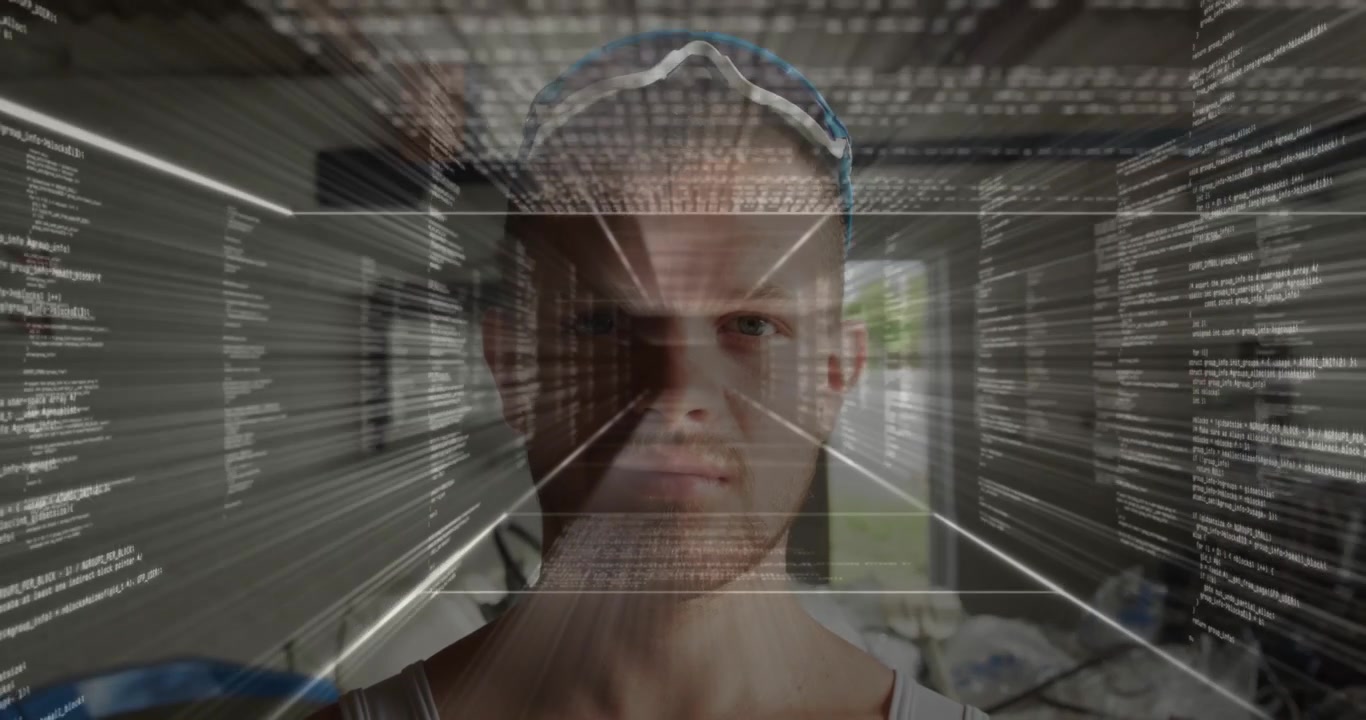 Voksen mann står i en garasje, et overlegg vises over ansiktet og intensiveres til en teknisk datatunnel.