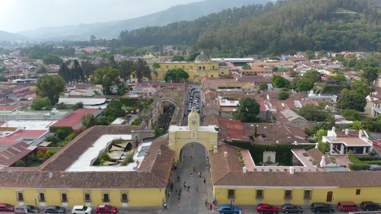Luftfoto af Santa Catalina-buen foran Iglesia de la Merced-kirken i Antigua, Guatemala – stigende, vip, droneoptagelse.