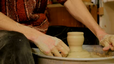 alfarero profesional que trabaja en taller, estudio