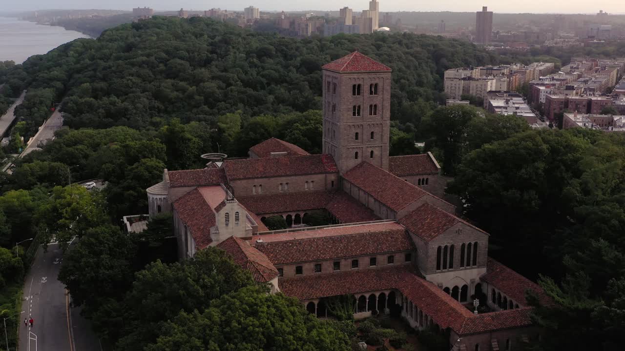 맨하탄 뉴욕 어퍼에 있는 클로이스터스 박물관의 시계 방향 공중 궤도를 배경으로 아침 안개 속에서 인우드 인근을 배경으로