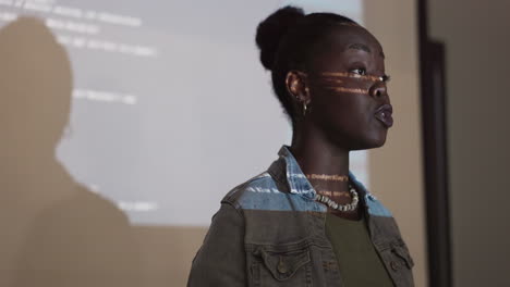 mujer afroamericana haciendo una presentación
