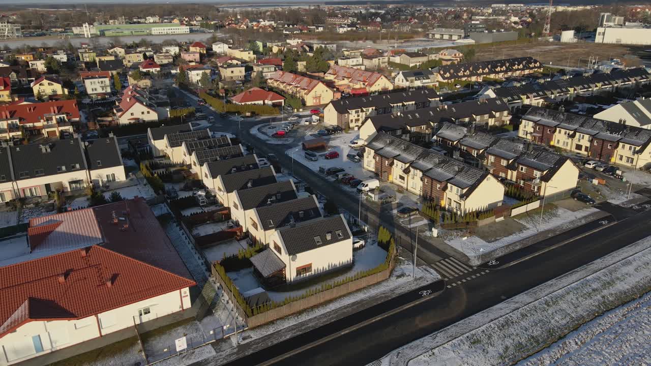 Luftfoto af lille europæisk by med moderne boligforstadskvarter