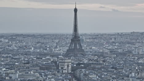 Desde-El-Aire,-La-Vitalidad-Económica-De-París-Brilla,-A-Pesar-Del-Smog-Como-Telón-De-Fondo.