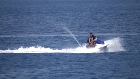 Joven-Encendiendo-Jetski-En-El-Mar-Mediterráneo-En-Acción-De-Cámara-Lenta