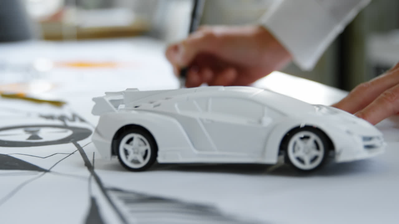 자동차 디자이너 사무실 4k에서 자동차 디자인을 그리기