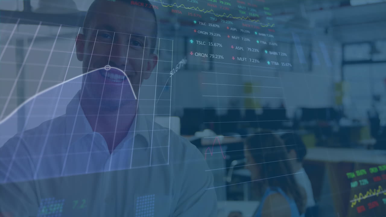 Animation af aktiemarkedsdata, der behandles, over portræt af kaukasisk mand, der smiler på kontoret.