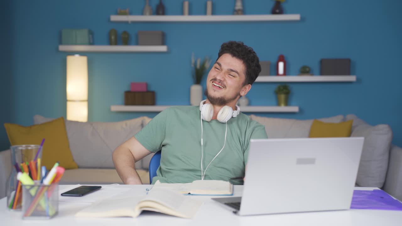 정신병을  ⁇ 고 있는 남성 학생이 기분이 좋지 않습니다.