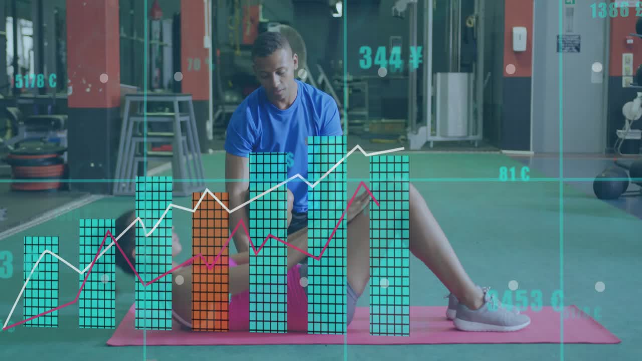 Klient laver mavebøjninger på lyserød måtte efter trænerens anvisning, med bevægelseslinje og linjediagrammer, der sporer fitness