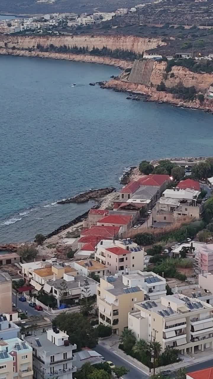 Vista aerea di città costiera e baia con edifici residenziali