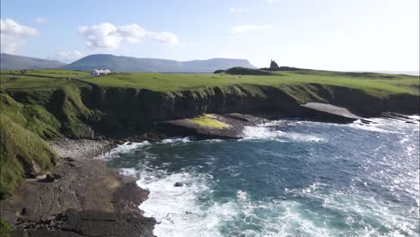 Persona-De-Pie-En-La-Impresionante-Costa-De-Irlanda-En-El-País-De-Sligo,-Irlanda---Antena