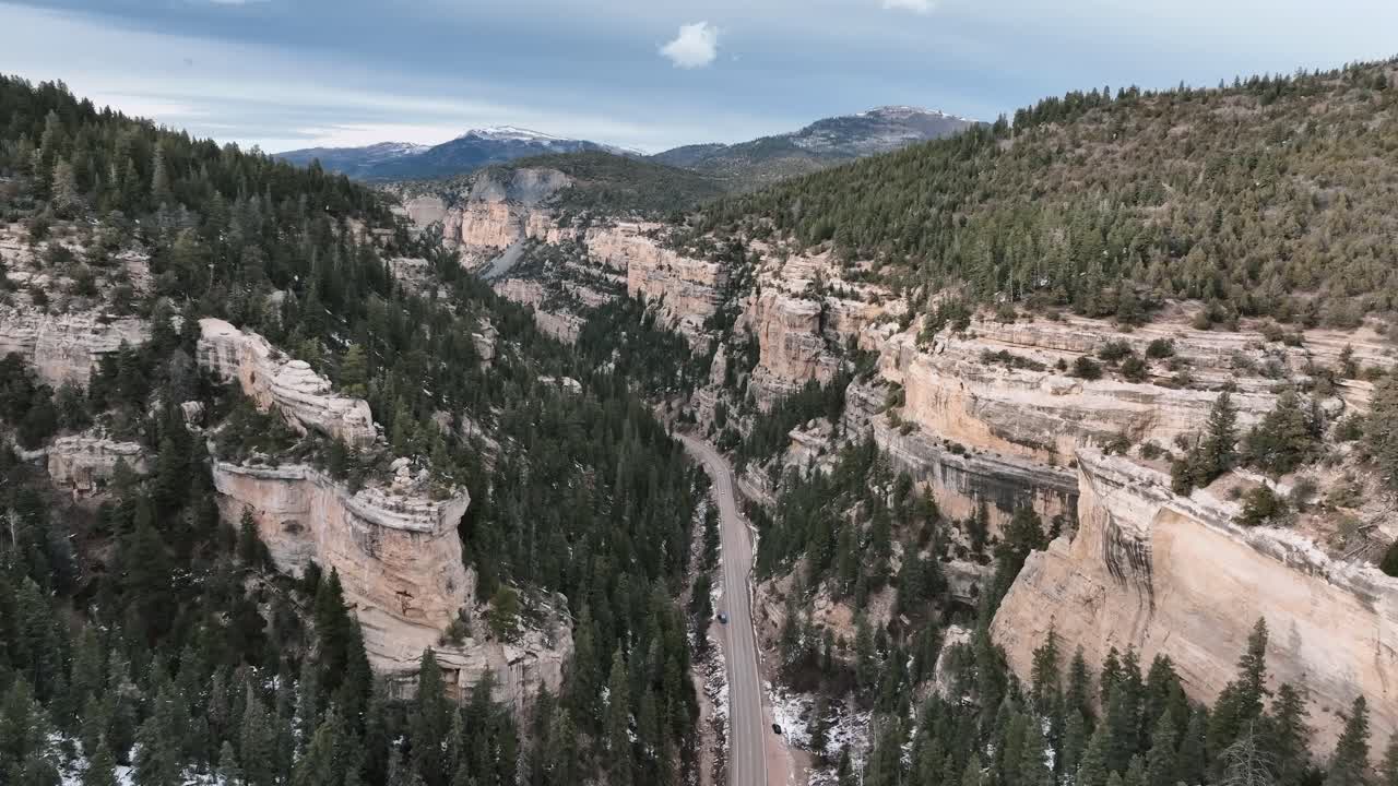 панорамный взгляд с воздуха на обрывистые горные стены государственного маршрута седар-каньон в штате юта, сша