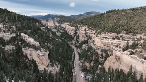 Vista-Aérea-Panorámica-De-Las-Escarpadas-Paredes-Montañosas-De-La-Ruta-Estatal-Cedar-Canyon-En-Utah,-EE.UU.