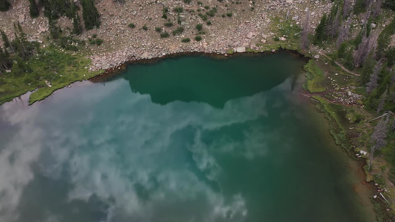 녹색 자수정 호수와 거울 하늘 반사
