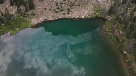 lago de amatista verde y reflejo del cielo del espejo