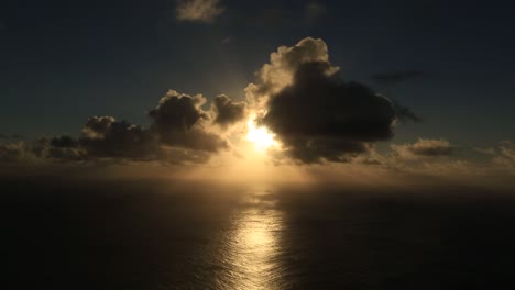 Ruhige-Und-Entspannende-Vorbeiziehende-Wolken-Während-Des-Sonnenuntergangs