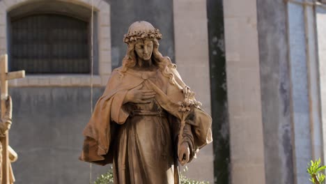 panorámica justo en una estatua frente a la basílica cattedrale di sant'agata en catania, sicilia, durante la hora de oro, capturando detalles intrincados