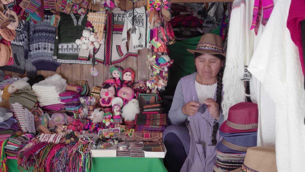 tejido tradicional de la mujer (cholita) en el mercado de recoleta, sucre