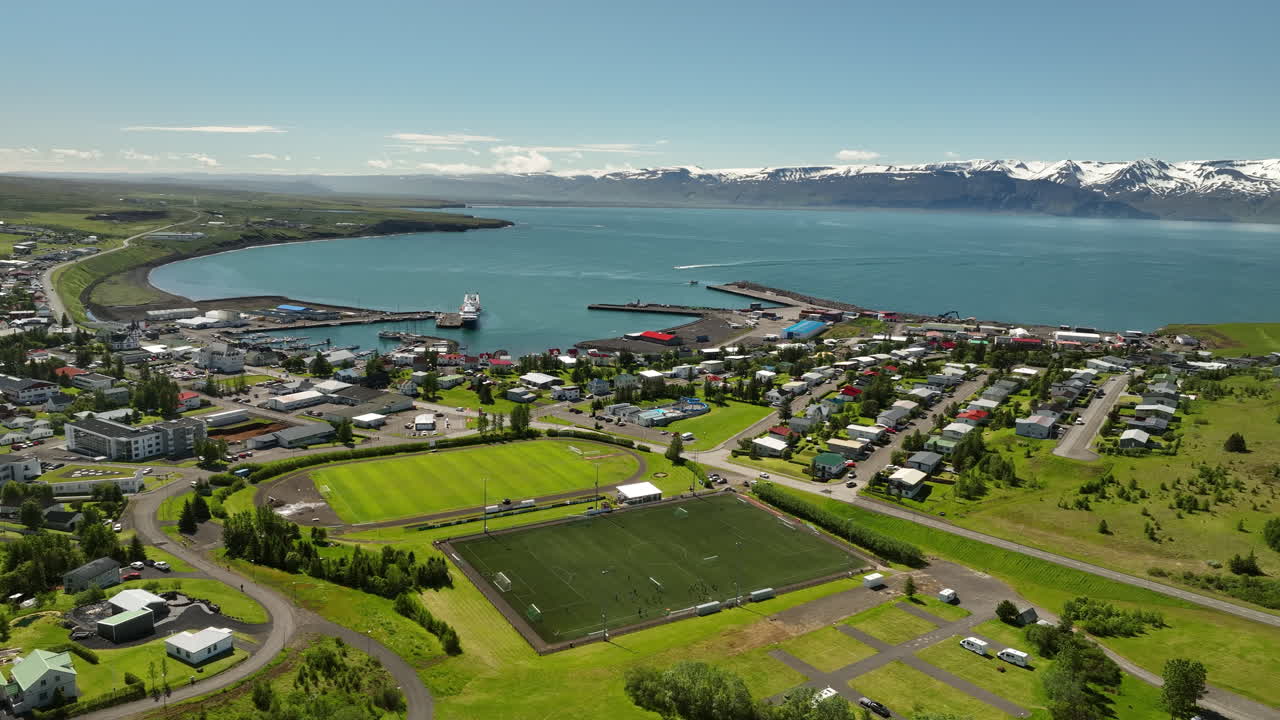 húsavík (아이슬란드) 축구장, 북해 및 산 위의 대형 공중 촬영.