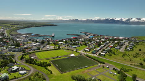 gran tiro aéreo sobre húsavík islandia campos de fútbol mar del norte y montañas