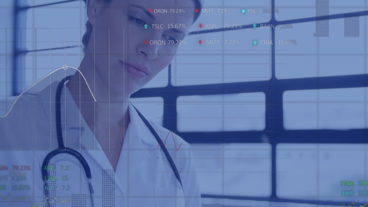 animación del procesamiento de datos sobre la doctora caucásica que tiene un documento