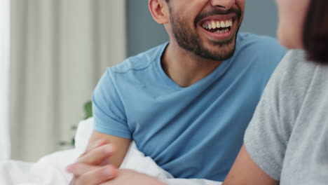 feliz, cama y pareja riendo