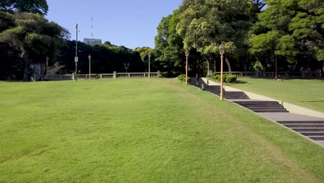 Toma-Aérea-De-Una-Persona-Caminando-Por-Las-Escaleras-De-La-Plaza-San-Martin,-Un-Parque-En-La-Ciudad-De-Buenos-Aires