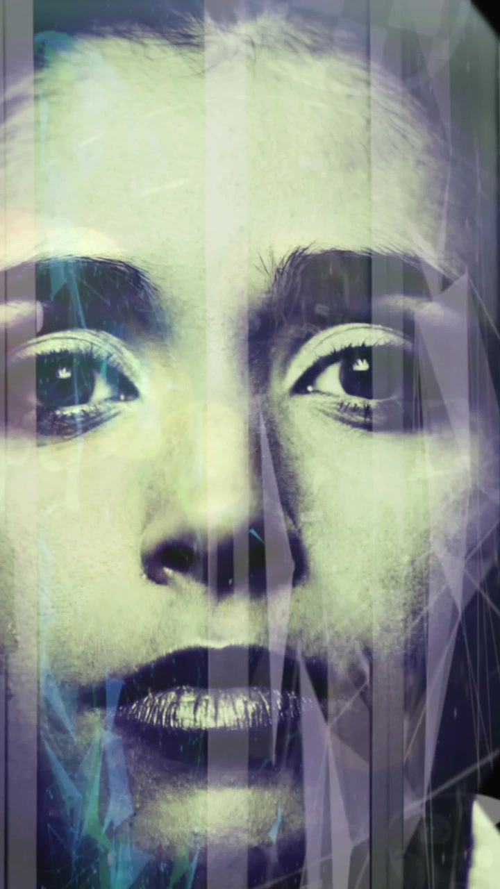 Animazione di un paesaggio urbano digitale su una donna d'affari con auricolare in ufficio