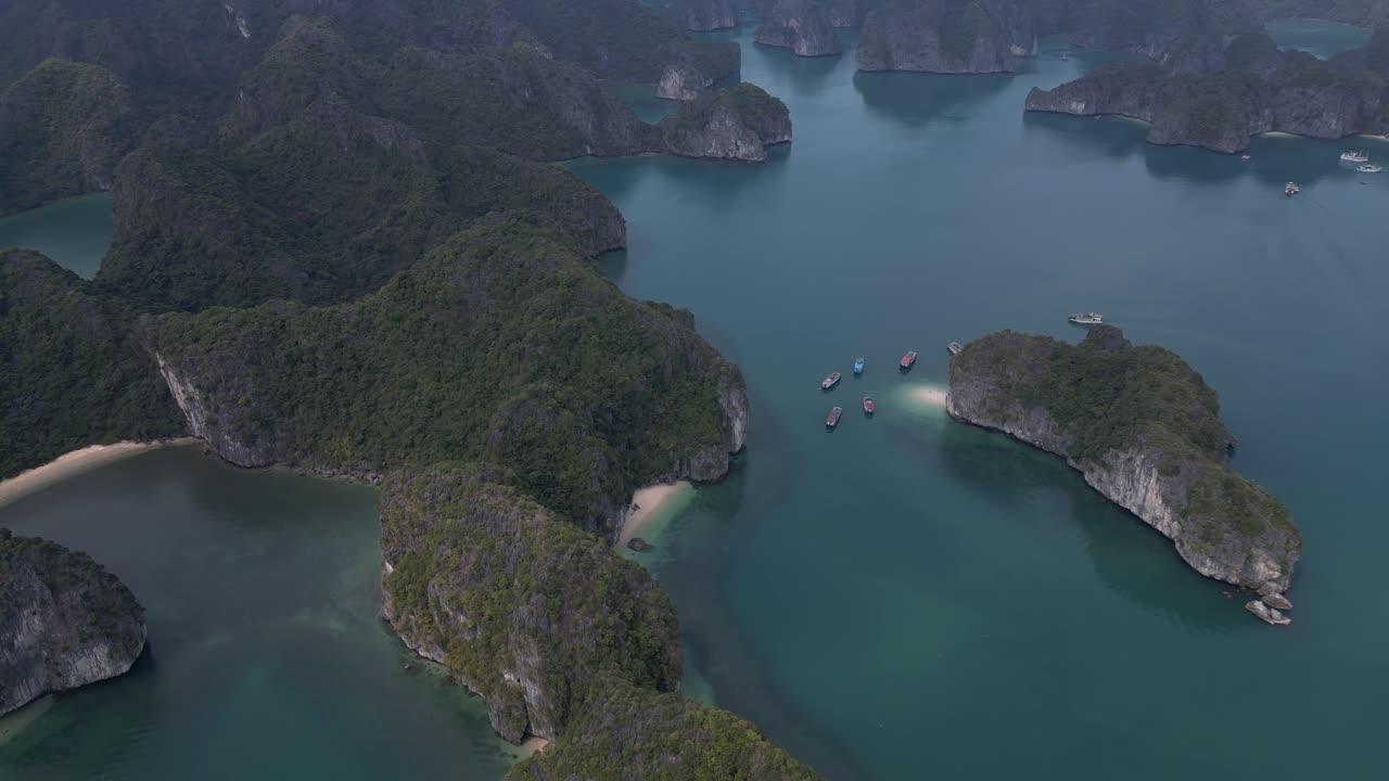 tomada de un avión no tripulado de hermosas islas tropicales en aguas azules brillantes en cat ba y la bahía de halong en el norte de vietnam