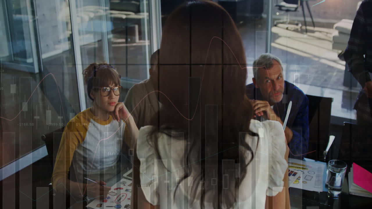 animación del procesamiento de datos financieros sobre diversos colegas en una reunión en la oficina