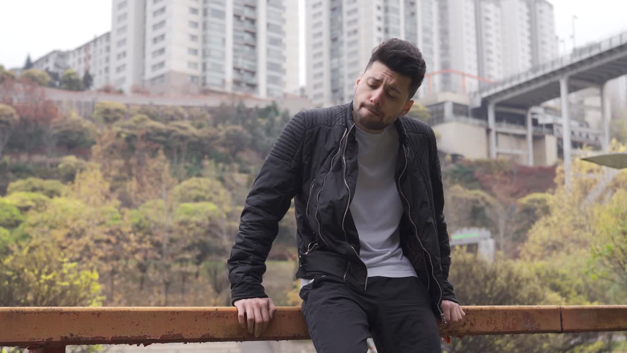 슬픈 우울한 젊은이 도시에서 야외에서 사려 깊은.