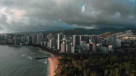 Aerial-drone-footage-of-Honolulu,-Hawaii