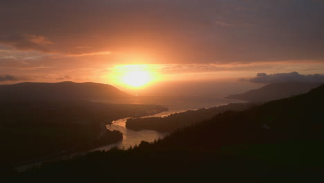 amanecer sobre warrenpoint desde el punto de vista de flagstaff en fathom hill cerca de newry