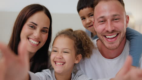 Cara,-Amor-Y-Familia-Feliz-Con-Selfie