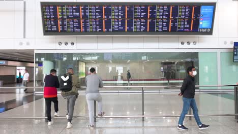 la gente espera en la sala de llegadas para que los pasajeros aterricen en el aeropuerto internacional chek lap kok de hong kong