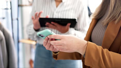 gente, manos y diseñador de moda con teléfono