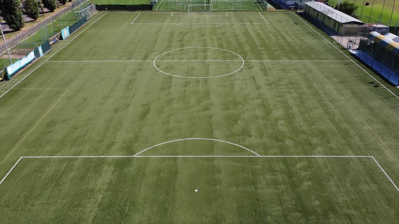 европа, италия, милан, апрель 2022 года дрон воздушный вид пустого футбольного поля без игроков во время карантина во время вспышки коронавируса covid-19