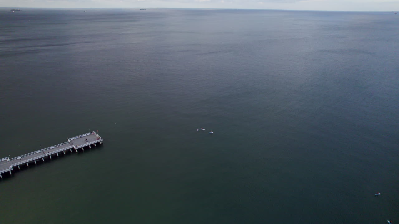 orlowo 부두 근처의 사람들 스탠드업 패들 보드