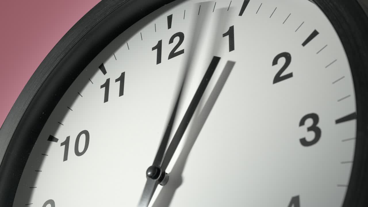 el reloj en la pared de rosa rosado en el lapso de tiempo