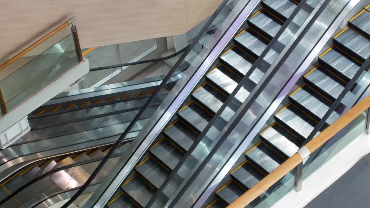 pov на эскалатор в универмаге - международный аэропорт без людей