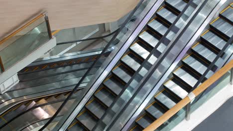 pov a la escalera mecánica en grandes almacenes-aeropuerto internacional sin gente