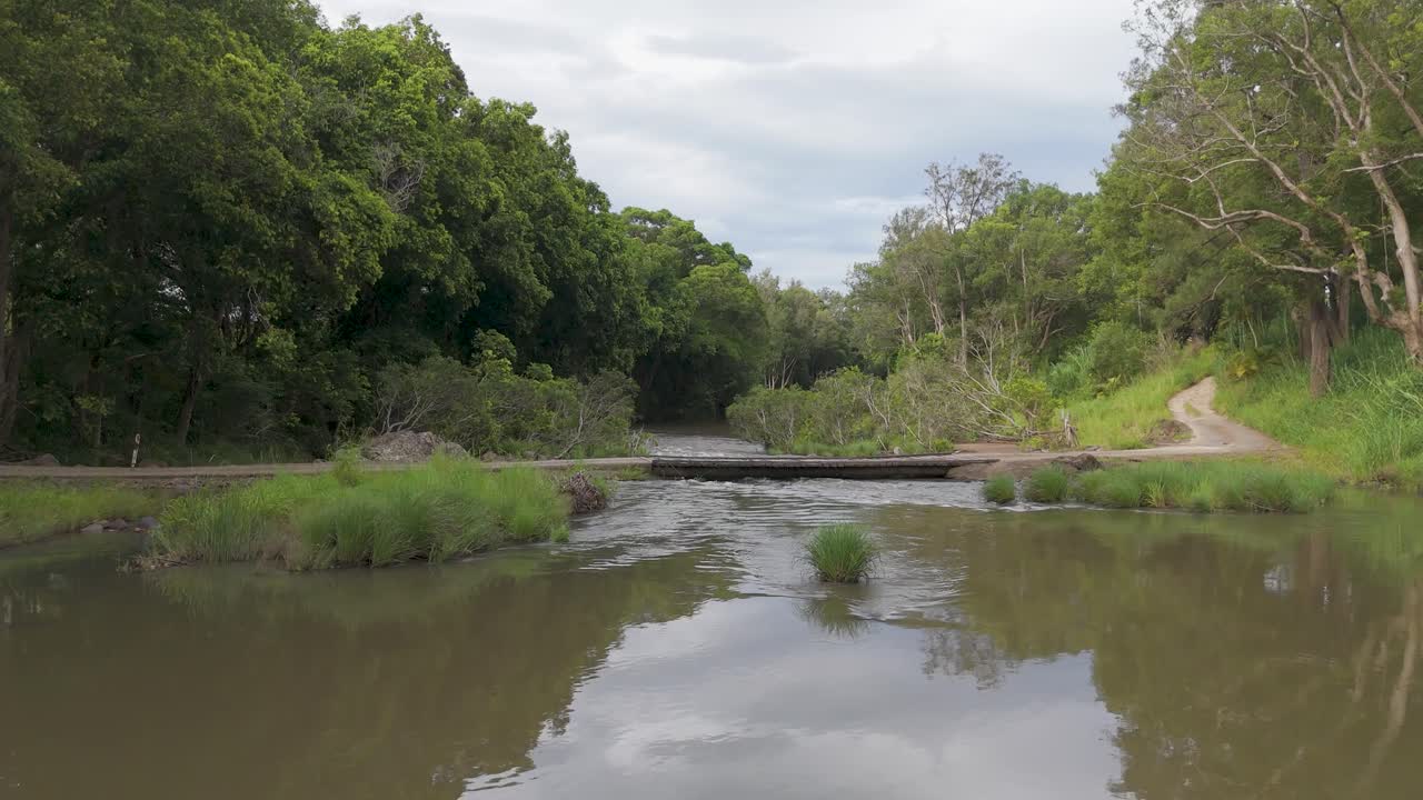 vista panorámica del cruce del río y el puente