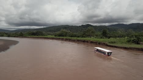 Flussbootstour-Costa-Rica-Dschungelabenteuer-Flitterwochenreise