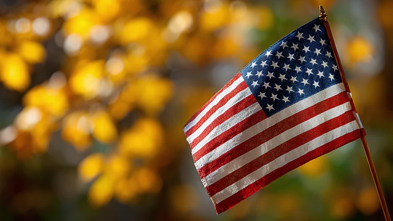 Una vivace bandiera americana esposta su uno splendido sfondo autunnale, che simboleggia il patriottismo e l'orgoglio nazionale con colori e texture intensi