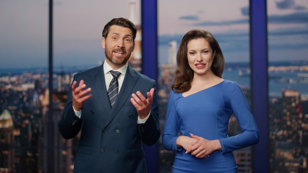 los lectores de noticias positivas comienzan el noticiero de televisión en vivo en el estudio del canal de cerca.