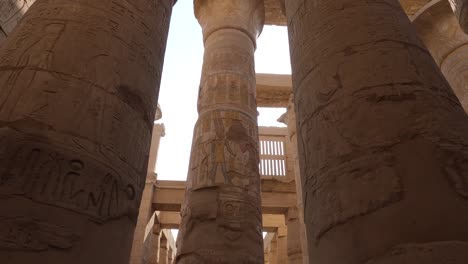 regardant les colonnes de grès au complexe du temple de karnak en egypte