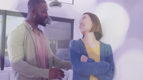 pareja sonriente en conversación con animación de luces bokeh sobre el fondo