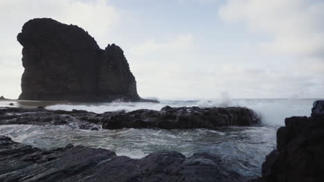 Las-Olas-Del-Océano-Del-Paisaje-Marino-Escénico-En-Cámara-Lenta-Chocan-Contra-La-Formación-De-Roca-De-Lava-En-La-Playa-De-Cofete,-Fuerteventura,-Isla-Canaria,-España