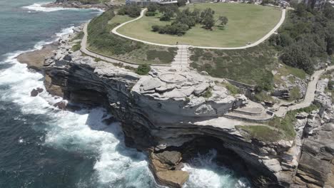 Bondi-To-Bronte-Coastal-Walk-Near-Marks-Park-In-Mackenzies-Point-Peninsula---Cliffs-With-Breaking-Waves---NSW,-Australia